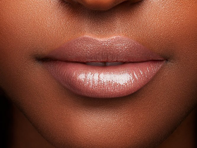 Rossetto Color Riche Shine Nude 247 Shot Of Sun Dettaglio Applicazione Prodotto Pelle Scura